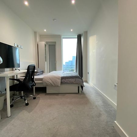 Private Suite In Luxury Shared Apartment London Exterior photo